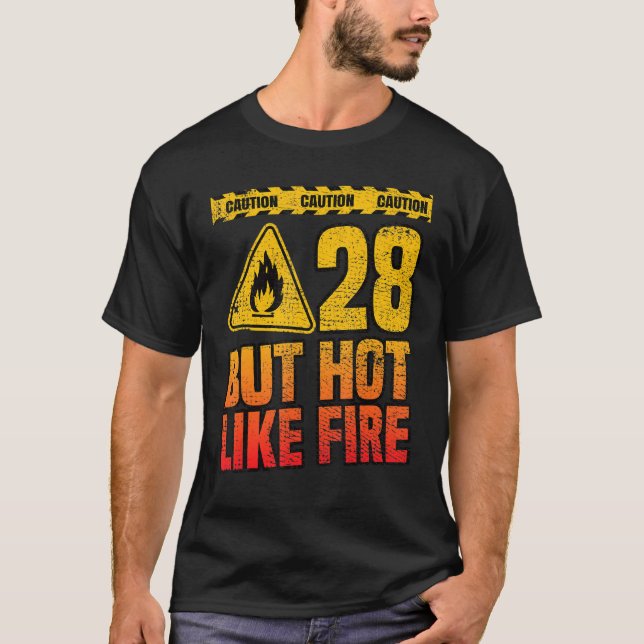 28:e födelsedagen. 28 år men Hett som eld. Funny T Shirt (Framsida)
