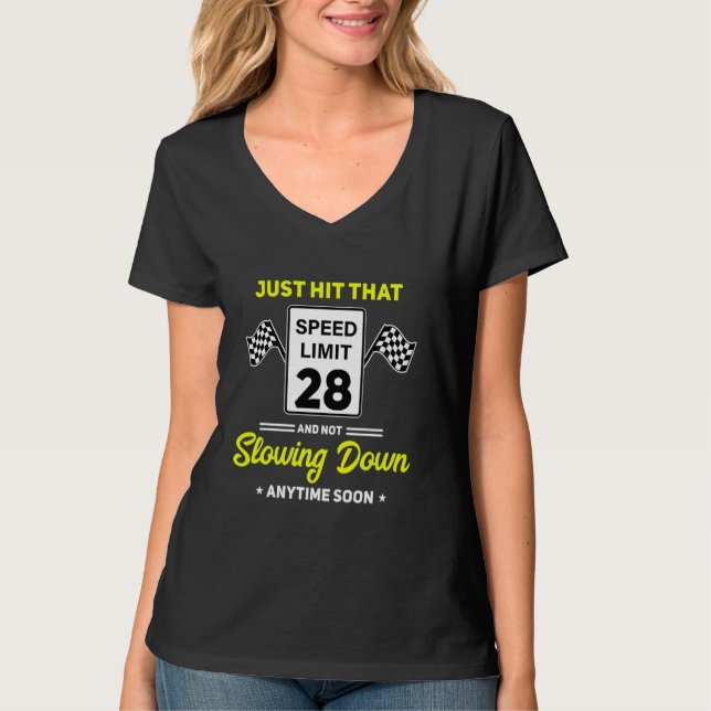 28:e födelsedagshastighetsbegränsningsskylt 28 mph t shirt (Framsida)