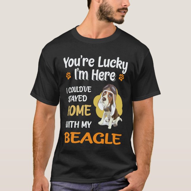 28 Stannade Hemma Med Min Beagle T Shirt (Framsida)