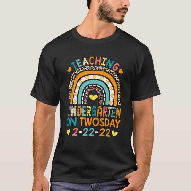 2/22/2022 Lära Kindergarten på tvådagslärare T Shirt (Framsida)
