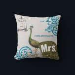 2:a årsdagen Damask Peacock Birdcage Mrs. Kudde<br><div class="desc">Ni anpassar den här lilla fågelviken Pillow för att säga vad ni tycker om eller användor den nuvarande fru för Bride. Den andra årsdagen är bomullsdagen som symboliserar den naturliga tillväxten av all anpassningsförmåga, mångsidighet och renhet (när den odlas precis som växter) som tar ställe under de romantiska två åren...</div>