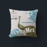 2:a årsdagen Damask Peacock Birdcage Mrs. Kudde<br><div class="desc">Ni anpassar den här lilla fågelviken Pillow för att säga vad ni tycker om eller användor den nuvarande fru för Bride. Den andra årsdagen är bomullsdagen som symboliserar den naturliga tillväxten av all anpassningsförmåga, mångsidighet och renhet (när den odlas precis som växter) som tar ställe under de romantiska två åren...</div>