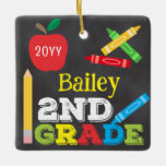 2:a Klass Keepsak Chalkboard Colorful Kids Julgransprydnad Keramik<br><div class="desc">Den andra dekorationsdesignen i Klass har ett äpple, en linjal, kritor och fet, färgstark roligt. Klicka på knappen Anpassa om du vill ha fler alternativ2ndr-ändringar av texten! Det finns variationer i denna utformning, ytterligare färg och samordnade produkter i vår butik, zazzle.com/store/doodlelulu. Kontakta oss om du behöver den här designen för...</div>