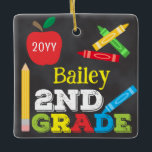 2:a Klass Keepsak Chalkboard Colorful Kids Julgransprydnad Keramik<br><div class="desc">Den andra dekorationsdesignen i Klass har ett äpple, en linjal, kritor och fet, färgstark roligt. Klicka på knappen Anpassa om du vill ha fler alternativ2ndr-ändringar av texten! Det finns variationer i denna utformning, ytterligare färg och samordnade produkter i vår butik, zazzle.com/store/doodlelulu. Kontakta oss om du behöver den här designen för...</div>