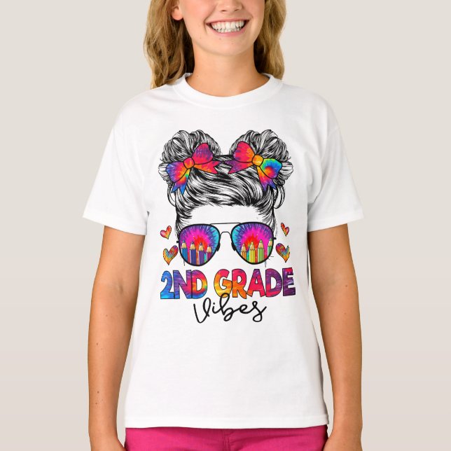 2:a Klass Vibes Messy Bun Girl andra Klass tillbak T Shirt (Framsida)