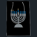 2:a Natten Hanukkah Glitter Medium Gift Bag<br><div class="desc">Hanukkah 2022 börjar på kvällen Söndag den 18 december och slutar på kvällen måndagen den 26 december</div>