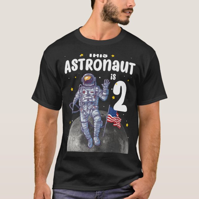 2 års ålder Astronaut är 2: a födelsedagspressen S T Shirt (Framsida)