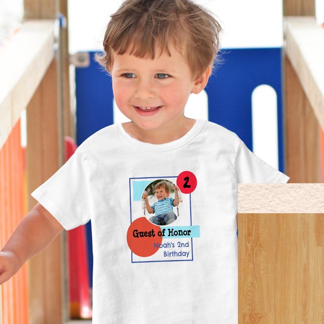 2-års födelsedags hedersgäst Färgrik anpassad bild T Shirt (A colorful Guest of Honor t-shirt for a 2nd birthday party. Personalize with a photo and text)