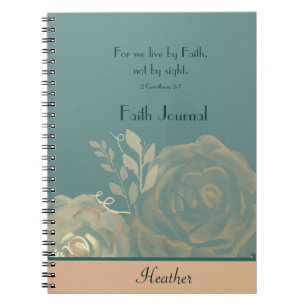 2 Corinthians 5:7 för vi lever med Faith Sage Grön Anteckningsbok