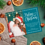 2 familjefotografier teater Tro på julmagi Helg Vykort<br><div class="desc">Modern Julhälsningar vykort med en av dina favoritjulfamiljer porträtt på den lämnat, kompletterad med en äkta guld-folie ram och en text med texten "Tro på julens magi" på högerna över en modern tealbakgrund, anpassade med ert eget hälsning-budskap. Baksidan av vykortet är anpassade med ett andra bild, din returadress och ett...</div>