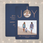 2 Foto Joy Ornament Elegant Modern Navy & Copper Julkort<br><div class="desc">Gratulera till helgdagarnas enkla joys och två av dina favoritfoton med ett elegant marint blått och faux kopparjulkort. Det är enkelt att anpassa texten till den här mallen så att den omfattar alla formuleringar, t.ex. God jul, Glad helg, Säsonhälsningar, Cheers to the New Year o.s.v. (IMAGE PLACEMENT TIP: Ett sätt...</div>