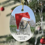 2 Foto på valfri text Bark Humbug Lycklig Howliday Julgransprydnad Keramik<br><div class="desc">Gratulera till hårigets familj med en anpassningsbar 2-fotooval keramisk ornament. Text och hund på den här mallen är enkla att anpassa och kan vara olika eller likadana på framsidan och baksidan. Byt "Bark Humbug" och "Lycklig Howlidays" till "God jul" eller annan text om du vill. Ornament kan också användas för...</div>
