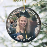 2 Foto Studenten Elegant Enkel och modern övertäck Julgransprydnad Keramik<br><div class="desc">Minneshögtidlighålla student prestation med en elegant anpassningsbar två foto runt studenten julprydnad. Bilder och all text är enkla att anpassa och kan vara olika framtill och bakåt. (IMAGE & TEXT DESIGN TIPS: 1) Lägg till blanksteg i början eller slutet om du vill justera skrivläget. 2) Om du vill centrera fotot...</div>