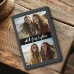 2 Fotokollage med Trendigets skripttitel - svart<br><div class="desc">Använda upp till två vågräna eller selektiva mobila foton för att skapa en unik och personlig gåva. Om du behöver justera bilder klickar du på verktyg för att anpassa ändringar.</div>