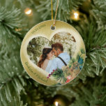 2 Fotomall Guld Personlig Julgransprydnad Keramik<br><div class="desc">2 Fotomall (på framsidan och på baksidan) Julprydnad - unik, anpassningsbar verkligen speciell - ett hjärta i ett hjärta - med parets namn och datum för den speciella händelsen. Med några vackra blommor. Överför enkelt dina favoritfoton för att skapa det här prydnadsämnet. Vilken underbar presentidé för ett nyligen gift par,...</div>