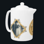 2 Foton 50:e Bröllop-årsdagen Porcelain<br><div class="desc">Tittar för den unika originalgrafiken,  50-årsdagen för bröllop-tekannan designad porslin för dem? Då kanske det blir så,  en guldfärgad medaljon på den här häpnadsväckande tryckta tekannan! De kommer att njuta av att ha det hela året också:)</div>