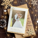 2 foton Första jul Mr. och Mrs. Julkort<br><div class="desc">Minimalistisk modern merry och gift nya Mr. och Mrs. bröllop nylyweds 2 bilder personlig enkel julkortsmall med ett handskrivet trendig namnteckning kalligrafiskript för stil faux guld och en guldsnöflake.             Enkel att anpassa på båda sidor med texten och bilder.</div>