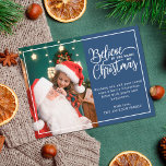 2 foton i familjen blått Tro på julmagi Helg Vykort<br><div class="desc">Det moderna Julhälsningar vykortet med en av dina favoritjulfamiljer porträtt på den lämnat, kompletterat med en riktig guld-folie ram och en text med texten "Tro på julens magi" på högerna över en klassisk blå bakgrund, anpassade med ert eget hälsning-budskap. Baksidan av vykortet är anpassade med ett andra bild, din returadress...</div>