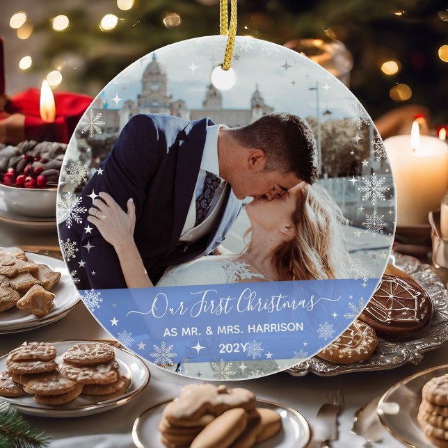 2 Foton (Vert+H) 1:a julen, Snöflingor Julgransprydnad Keramik (Our First Christmas as Mr. & Mrs. Elegant Modern Calligraphy Personalized Names 2 Photos Snowflakes)