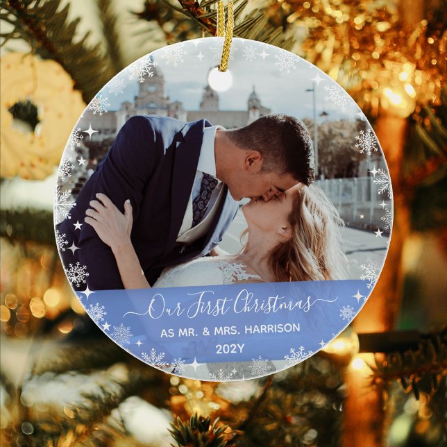 2 Foton (Vert+H) 1:a julen, Snöflingor Julgransprydnad Keramik (Our First Christmas as Mr. & Mrs. Elegant Modern Calligraphy Personalized Names 2 Photos Snowflakes)
