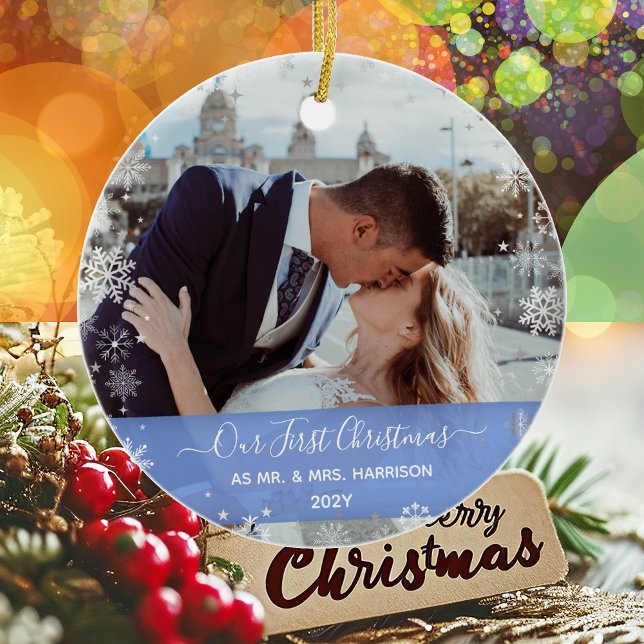 2 Foton (Vert+H) 1:a julen, Snöflingor Julgransprydnad Keramik (Our First Christmas as Mr. & Mrs. Elegant Modern Calligraphy Personalized Names 2 Photos Snowflakes)