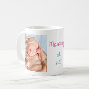 2 Fototypning av Mamma Est Date Färg Typsnitt Kaffemugg