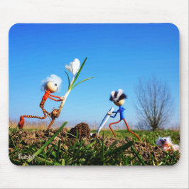 2 Fubby's die een bol krokus planten. Musmatta