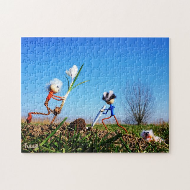 2 Fubby's die een bol krokus planten. Pussel (Horisontell)