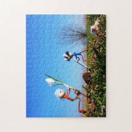 2 Fubby's die een bol krokus planten. Pussel