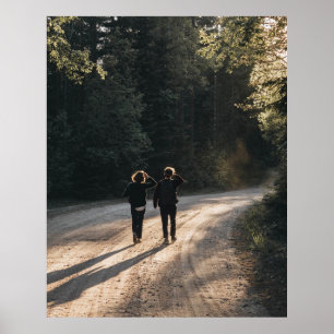 2 kvinnor som går på väg mellan träd i morgon poster