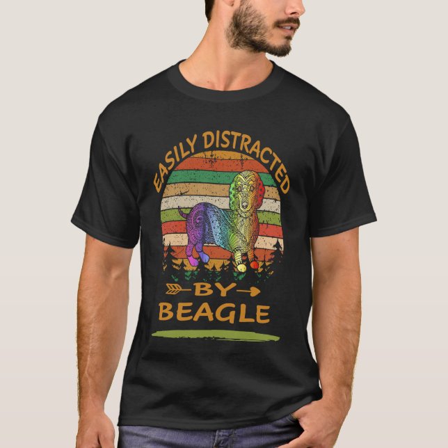 2 Lätt Distraherad Av Beagle T Shirt (Framsida)