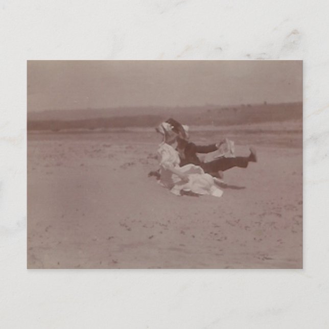 2 personer på stranden som förlorar hatt vykort (Framsida)