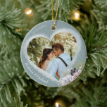 2 Personlig för fotomall Julgransprydnad Keramik<br><div class="desc">2 Fotomall (på framsidan och på baksidan) Julprydnad - unik, anpassningsbar verkligen speciell - ett hjärta i ett hjärta - med parets namn och datum för den speciella händelsen. Med några vackra blommor. Överför enkelt dina favoritfoton för att skapa det här prydnadsämnet. Vilken underbar presentidé för ett nyligen gift par,...</div>