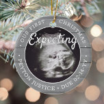 2 Photo Baby Ultrasound New Parents Faux Grått Woo Julgransprydnad Keramik<br><div class="desc">Fira den nyaste familjemedlemmens värdefulla gåva med snyggt två fotorunda keramiska prydnadsföremål. Könsneutral design är lämplig för en pojke eller flicka från nyfödd bebis. Formuleringar och bilder på den här mallen är enkla att anpassa och kan vara olika eller desamma på framsidan och baksidan. (IMAGE & TEXT DESIGN TIPS: 1)...</div>