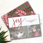 2 Photo Collage Joy Script Season Hälsning ro Julkort<br><div class="desc">Gröntens botaniska löv med ro rödbär - En viskartad utformning med två fotokollage på framsidan och ett modernt botaniskt mönster på baksidan av gren. Hälsning är ett stort festligt typsnitt som är modernt och rustiskt. Anpassa detta med 2 foton och med namn i familjen.</div>