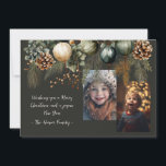 2 Photo Festive Elegant Greenery Julkort<br><div class="desc">Det här 2-fotojulkortet har en snygg vattenfärg,  vargrön design på mörk grönt bakgrund. Anpassa detta enkelt med hjälp av anpassningsfunktionen.</div>