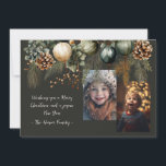 2 Photo Festive Elegant Greenery Julkort<br><div class="desc">Det här 2-fotojulkortet har en snygg vattenfärg,  vargrön design på mörk grönt bakgrund. Anpassa detta enkelt med hjälp av anpassningsfunktionen.</div>