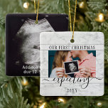 2 Photo Gravid New Parents 1:a Julafton väntar på Julgransprydnad Keramik<br><div class="desc">Fira den nyaste familjemedlemmens värdefulla gåva med en snyggt 2-fotokvadratfaux marble ceramic ornament. Könsneutral design är lämplig för en pojke eller flicka från nyfödd bebis. Formuleringar och bilder på den här mallen är enkla att anpassa. (IMAGE PLACEMENT TIP: Ett enkelt sätt att centrera ett foto exakt som du vill är...</div>