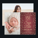 2 Photo Quinceanera Elegant Burgundy Guld Glitter Spara Datumet<br><div class="desc">Tiden flyger! Familjen inbjudan och vänner till en elegant Quinceañera firande för henne med snyggt 2-fotoburgundi och guld 3, 5" x5" sparar datuminbjudan. (IMAGE PLACEMENT TIP: Ett enkelt sätt att centrera ett foto exakt som du vill är att flytta det till skörd innan du laddar upp det till Zazzle-webbplatsen.) Utformningen...</div>