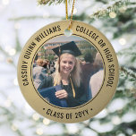 2 Photo Studenten Elegant Black & Guld Faux Foil Julgransprydnad Keramik<br><div class="desc">Minneshögtidlighålla student prestation med en elegant svart och guld anpassningsbar två foto runt studenten julprydnad. Bilder och all text är enkla att anpassa och kan vara olika framtill och bakåt. (IMAGE & TEXT DESIGN TIPS: 1) Lägg till blanksteg i början eller slutet om du vill justera skrivläget. 2) Om du...</div>