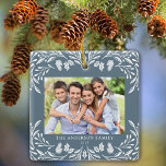 2 Photos Family Winter Greenery Blue jul Julgransprydnad Keramik<br><div class="desc">Den här mörken visar dammiga blåa julprydnader en elegant vit vintergrön illustration att ramar fotografierna. Utformningen ger utrymme för 2 bilder,  ett på framsidan och ett på baksidan. Anpassa detta vackra prydnadsföremål med din familj namn och året.</div>