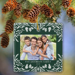 2 Photos Family Winter Greenery jul Julgransprydnad Keramik<br><div class="desc">Denna mörk grönt julprydnad har en elegant vit vintergrön illustration av att ramar är vågräts foto. Utformningen ger utrymme för 2 bilder,  ett på framsidan och ett på baksidan. Anpassa detta vackra prydnadsföremål med din familj namn och året.</div>