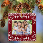 2 Photos Family Winter Greenery Red jul Julgransprydnad Keramik<br><div class="desc">Den här mörken visar den röda julprydnaden en elegant vit vintergrön illustration av att ramar är vågrät. Utformningen ger utrymme för två foton,  ett på framsidan och ett på baksidan. Anpassa detta vackra prydnadsföremål med din familj namn och året.</div>