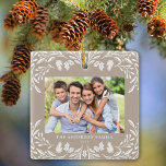 2 Photos Family Winter Greenery Tan jul Julgransprydnad Keramik<br><div class="desc">Den här ljusa julprydnaden visar en elegant vit vintergrön illustration av att ramar är vågräts foto. Utformningen ger utrymme för två av dina favoriter bilder,  en på framsidan och en på baksidan. Anpassa detta vackra prydnadsföremål med din familj namn och året.</div>