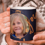 2 PHOTOS Julgran Dekorations Joy Navy Kaffemugg<br><div class="desc">Modern blått kalkbrädeskaffe mugg med 2 anpassningsbar i två dekorationer i Julgran som hänger på jorden,  metallisk kopparträd och "joy" trendig chic calligraphy script.            Anpassa den med bilder och din text.             Det kan bli en underbar julklapp för morföräldrar eller en underbar familjeksaké.</div>