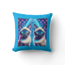 2 Siamesiska kattungar som tar sig in med Julgran