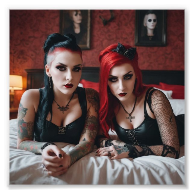 2 Tattoo Goth Girls Ljugande på Bed Fototryck (Framsidan)