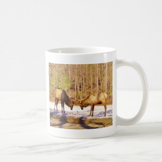 2~ två Bull Elk i snö Kaffemugg (Höger)