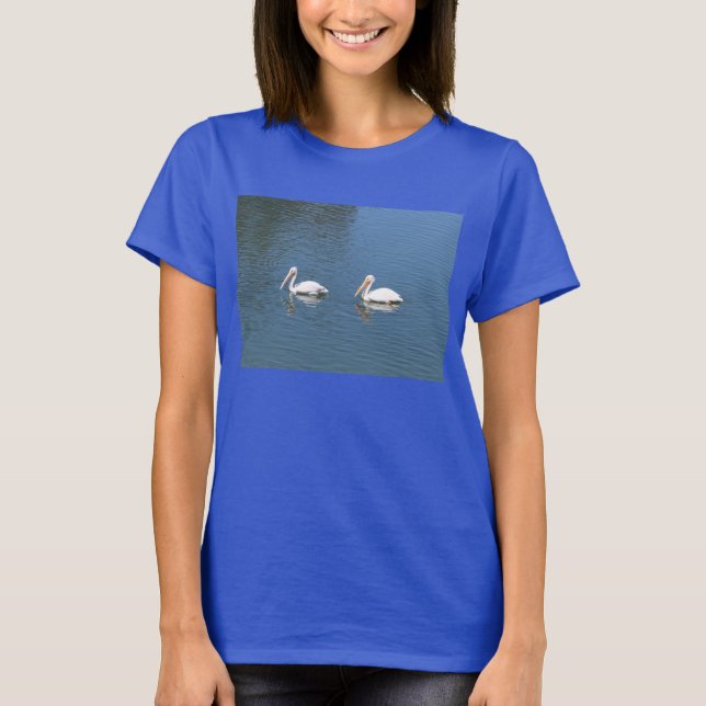 2 vita pelikaner på blå t-shirt (Framsida)