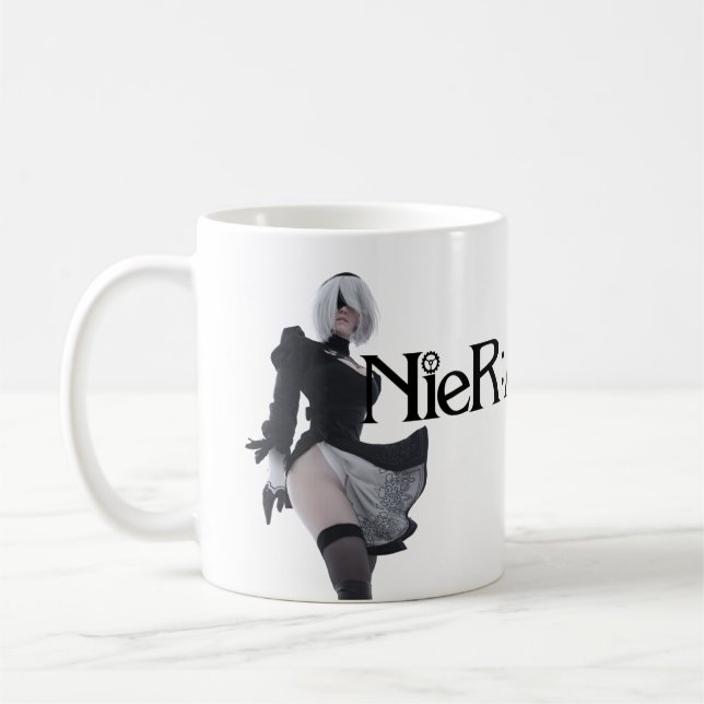 2B Nier Automata White Glossy Mugg (Vänster)